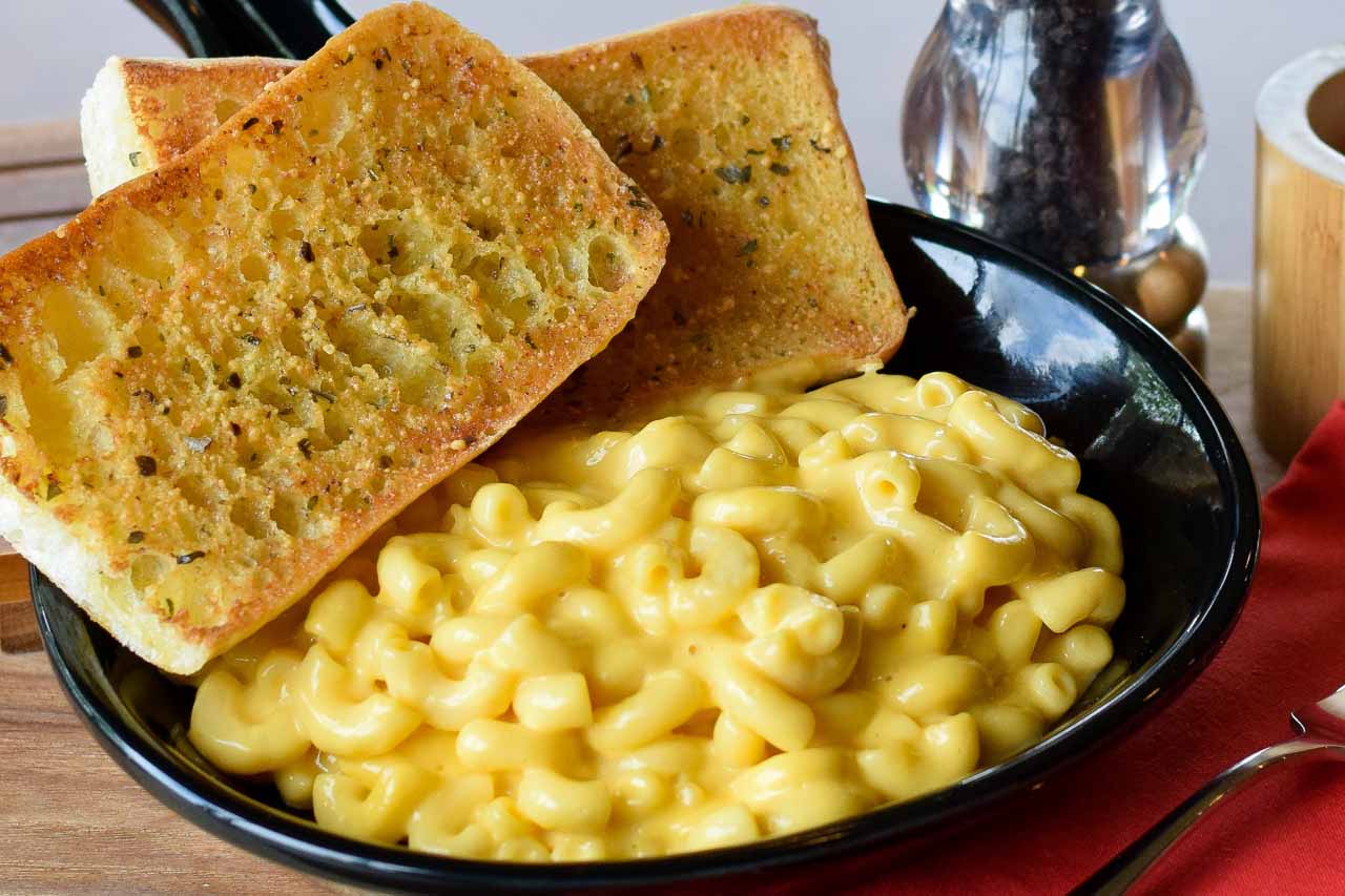 Cheesy mac and cheese noodles served with ciabatta garlic toast.